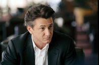 Die Dolmetscherin – Der Auftrag des FBI-Agenten Tobin Keller (Sean Penn) ist durchzogen von Misstrauen gegenüber seiner Schutzbefohlenen, der Dolmetscherin Silvia Broome, die ihm offensichtlich relevante Informationen zu ihrer Biografie verschweigt.