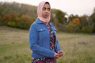 We Are Lady Parts – Zum ersten Mal auf dem Land: Amina (Anjana Vasan) fühlt sich sichtbar fehl am Platz.