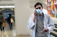 Am Limit – Am Beispiel des Psychiaters Dr. Jamal Abdel-Kader zeigt „Am Limit“ den fortschreitenden Verfall des öffentlichen Gesundheitssystems und den Alltag derjenigen, die es um jeden Preis am Leben erhalten wollen.