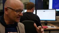 SMS - Schwanke meets Science – Krieg der Computer. Karsten Schwanke am Institut für Cyber-Sicherheit der Bundeswehruniversität in München. Es ist das größte Forschungszentrum dieser Art in Deutschland.
