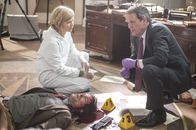 Lewis – Und schon haben es die Pathologin Dr. Laura Hobson (Clare Holman) und DI Robert Lewis (Kevin Whately, r) mit dem nächsten Toten zu tun. In diesem Fall hat es den beliebten Astronomie-Professor Felix Garwood (John Light) erwischt.