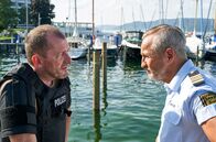 WaPo Bodensee – Paul Schott (Tim Wilde, r.) befragt Einsatzleiter Matthias Krämer (Martin Lindow, l.) zu den Geschehnissen bei der Bombenentschärfung.
