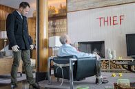 Elementary – Der analytische Verstand von Sherlock Holmes (Jonny Lee Miller, l.) trägt wieder einmal dazu bei, den Tathergang genau rekonstruieren zu können - so auch im Fall des toten Finanzbetrügers Donald Hauser (Thomas Ryan, r.) ...