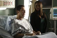 Castle – Gerichtsmedizinerin Lanie Parish (Tamala Jones, r.) steht vor einem Rätsel: Bereits zum zweiten Mal ist Alan Masters (Jonathan Silverman, l.) dem Tod von der Schippe gesprungen ...