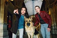 Kommissar Rex – Marc (Alexander Pschill, l.), Rex und Niki (Elke Winkens, r.) am Tatort.