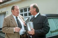 Der Bulle von Tölz – Benno Berghammer (Ottfried Fischer, li.) und sein Jugendfreund Anderl (Wolfgang Fierek) kümmern sich um die sterblichen Überreste von Fräulein Birkel.