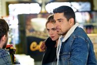 Navy CIS – Um den Kopf eines Drogenrings aufzudecken, mimen Bishop (Emily Wickersham, l.) und Torres (Wilmer Valderrama, r.) in ihrem Undercover-Einsatz ein kriminelles Pärchen, Doch dann begeht Torres einen folgenschweren Fehler ...