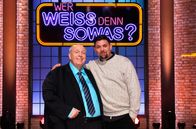 Wer weiß denn sowas? – Moderator Reiner Calmund (l.) und Fernsehkoch Tim Mälzer (r.) treten bei "Wer weiß denn sowas?" gegeneinander an.