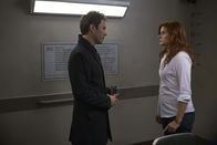 Detective Laura Diamond – Als eine Frau erstochen aufgefunden wird, rückt Lauras (Debra Messing, r.) ehemaliger Verlobter Dr. Andrew Devlin (Eric McCormack, l.) ins Licht der Ermittler ...
