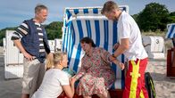 Praxis mit Meerblick – Notfall am Strand: Nora Kaminski (Tanja Wedhorn, li.) und Rettungssanitäter Lars Hinrichs (Bo Hansen, re.) behandeln Doris Hebestreit (Swetlana Schönfeld).