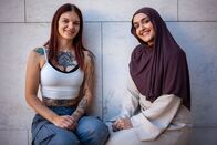 Ansichtssache – Nina und Maggie bei den Dreharbeiten im MuseumsQuartier.