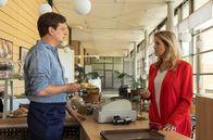 In aller Freundschaft – Wegen eines Defekts an der Stromversorgung, ist in der Klinikcafeteria die Kaffeemaschine ausgefallen. Sarah Marquardt (Alexa Maria Surholt) nutzt die Gelegenheit, um mit Jakob Heilmann (Karsten Kühn) mal grundsätzlich über die unnötige kulinarische Vielfalt der Cafeteria zu reden.