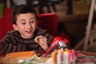 The Middle – Der junge Brick (Atticus Shaffer) hat sich in ein Mädchen in seiner Klasse verknallt. Um ihr seine Liebe zu gestehen, hat er ihr eine Valentinskarte gebastelt, doch er traut sich nicht die Karte auch wirklich zu unterschreiben ...