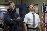 Brooklyn Nine-Nine – Jake Peralta (Andy Samberg, l.); Charles Boyle (Joe Lo Truglio, r.)