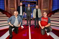 Wer weiß denn sowas? – Moderator Kai Pflaume (M.) und seine Rateteam-Kapitäne Bernhard Hoëcker (l.) und Elton (r.) begrüßen in dieser Sendung die beiden Comedians Bastian Bielendorfer (2.v.l.) und Jürgen von der Lippe (2.v.r.).