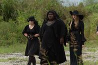 American Horror Story – Nan (Jamie Brewer, l.), Queenie (Gabourey Sidibe, M.) und Zoe (Taissa Farmiga, r.) können nicht glauben, dass tatsächlich eine Hexe bei lebendigem Leibe verbrannt werden soll - vor ihren Augen ...