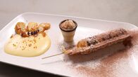 Land & lecker – Bei Laura Alena Schmid, Unterböhringen, Schwäbische Alb. Nachspeise: Karamellisierte Apfelspalten mit Vanillesoße an gefüllter Waffel am Stiel und Eierlikörchen.