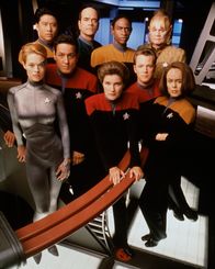 Star Trek - Raumschiff Voyager – Die Besatzung der Voyager: Reihe oben: Harry Kim (Garrett Wang), Doc (Robert Picardo), Tuvok (Tim Russ), Neelix (Ethan Philips). Reihe unten: Seven of Nine (Jeri Ryan), Chakotay (Robert Beltran), Kathryn Janeway (Kate Mulgrew, Thomas Eugene Paris (Robert Duncan McNeil), B'Elanna Torres (Roxann Biggs-Dawson).
