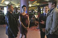 Castle – In Atlantic City werden Castle (Nathan Fillion, r.), Ryan (Seamus Dever, 2.v.r.) und Esposito (Jon Huertas, l.) von der attraktiven Nadine Espinoza (Susie Castillo, 2.v.l.) in Empfang genommen.
