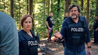 Tatort – Die Kommissare müssen im Wald Tatverdächtige aufspüren: Eva Löbau als Franziska Tobler, Hans-Jochen Wagner als Friedemann Berg