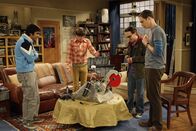 The Big Bang Theory – Gemeinsam haben Leonard (Johnny Galecki, 2.v.r.), Sheldon (Jim Parsons, r.), Rajesh (Kunal Nayyar, l.) und Howard (Simon Helberg, 2.v.l.) einen Killer-Roboter gebaut ...