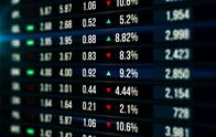 Börsenflash – Börsenanalyse, Unternehmen, Finanzen und Investitionen. Finanzanalytiker analysieren Börsenhandel Diagramm, Wirtschaftswachstum Diagramm, Planung und Strategie, Unternehmensinvestition mit Finanzbericht.