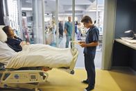 Scrubs - Die Anfänger – Geraten aneinander: Turk (Donald Faison, M.) und Cole (Dave Franco, r.) ...