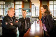 Notruf Hafenkante – Die Augenzeugin (Julia Bremermann, r.), die Hans belastet hat, möchte bei Wolle (Harald Maack, l.) und Franzi (Rhea Harder-Vennewald, M.) ihr Aussage korrigieren.