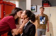 Sturm der Liebe – Max (Stefan Hartmann, r.) sieht einen Kuss zwischen Vanessa (Jeannine Gaspár, M.) und Carolin (Katrin Anne Heß, l.) – und begreift.