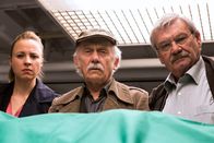 Rentnercops – Mord oder Selbstmord: Edwin (Tilo Prückner, M.), Günter (Wolfgang Winkler, r.) und Vicky Adam (Katja Danowski, l.) können sich nicht einigen.