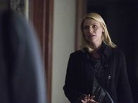 Homeland – Während Carrie (Claire Danes) herausfinden möchte, ob Sekou tatsächlich der Attentäter von New York war, wird ihr Haus, in dem sich Quinn und Franny befinden, von Journalisten und einem wütenden Mob umlagert ...