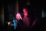 Under the Dome – Auch, wenn die Kuppel nicht direkt auf Melanie (Grace Victoria Cox) reagiert, das rosa Ei scheint sie jedoch wiederzuerkennen ...