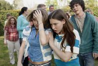 The Middle – Axl (Charlie McDermott, r.) und Sue (Eden Sher, M.) betreuen die verletzte Morgan (Alexa Vega, l.) ...