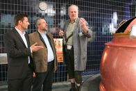 Die Rosenheim-Cops – Die Rosenheim-Cops (Igor Jeftic, l.; Dieter Fischer, m.) ermitteln und verdächtigen Josef Moosbach (Andreas Pegler, r.) seinen Ex-Chef aus Rache getötet zu haben.