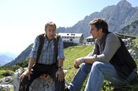Der Bergdoktor – Das Verhältnis von Georg Sattler (Robert Giggenbach, l.) zu seinem Sohn ist schwer zerrüttet und stellt Martin (Hans Sigl, r.) vor große Probleme.