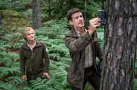 Der Ranger - Paradies Heimat – Gemeinsam mit seiner Aushilfe Leon Fechner (Justus Czaja, l.) installiert Nationalpark-Ranger Jonas Waldek (Philipp Danne, r.) Kameras, um die Greifvögel zu beobachten.