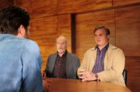 SOKO Stuttgart – SOKO-Ermittler Jo Stoll (Peter Ketnath, l.) sitzt den beiden Gefäßsportlern Peter Mörfeld (Oliver Breite, r.) und Frank Rossmann (Joerg Adae, M.) im Befragungsraum gegenüber. Bereitwillig geben sie ihm über ihren betreuenden Arzt, den sie erschossen aufgefunden haben, Auskunft.