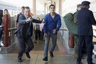 Scorpion – Eigentlich wollten Cabe (Robert Patrick, l.), Walter (Elyes Gabel, r.) und das restliche Scorpion Team lediglich dabei helfen, einen verlorengegangenen Jungen wiederzufinden, doch dann erkennen sie, dass etwas viel größeres dahinter steckt ...