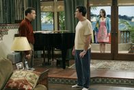 Two and a Half Men – Charlie (Charlie Sheen, M.) ist total genervt von der Stalkerin Rose (Melanie Lynskey, r.). Alan (Jon Cryer, l.) kann das jedoch gar nicht verstehen ...