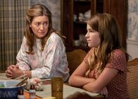 Young Sheldon – Mary Cooper (Zoe Perry, l.); Missy Cooper (Raegan Revord, r.)