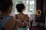 Schloss Einstein – Leni (Linda Schablowski) als Cäcilias (Carlotta Weide) Leinwand, der perfekte Post für Lenis Geschmack. Allerdings nicht, wenn es nach ihrer großen Schwester Flora geht.