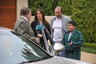 Modern Family – v.li.: Larry Paulson (Michael Rothhaar), Gloria Delgado (Sofía Vergara), Jay Pritchett (Ed O'Neill), Manny Delgado (Rico Rodriguez).