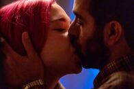 WIR – Katha (Bineta Hansen) und Emre (Erol Afsin) küssen sich während ihres Dates.