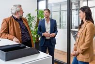 Die Rosenheim-Cops – Im Rahmen der Ermittlungen befragen die Kommissare Stadler (Dieter Fischer, l.) und Hansen (Igor Jeftić, M.) Ursula Scharfenstein (Stephanie Marin, r.). zu ihrer Affäre mit dem Opfer.