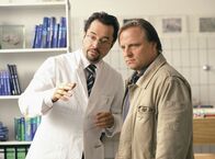 Tatort – Es war Mord, lautet der Befund von Rechtsmediziner Prof. Karl-Friedrich Boerne (Jan Josef Liefers, li).