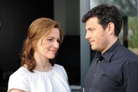 Seit du da bist – Jarek (Manuel Rubey) mit Clara (Martina Gedeck).