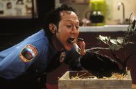 Animal - Das Tier im Manne – Ob Marvin (Rob Schneider) es wohl Ozzy Osbourne gleichtun will?