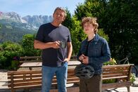 Der Bergdoktor – Lennart Neumüller (Jonas Kaufmann, r.) macht sich Sorgen um seinen Bruder und sucht Rat bei Dr. Martin Gruber (Hans Sigl, l.).