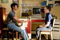 Young Sheldon – Tam (Ryan Phuong, l.); Sheldon Cooper (Iain Armitage, r.)