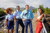 Death in Paradise – Officer Ruby Patterson (Shyko Amos, l.), Officer JP Hooper (Tobi Bakare, 2.v.l.), DI Jack Mooney (Ardal O'Hanlon, 2.v.r.) und Madeleine Dumas (Aude Legastelois, r.) ermitteln in einem Mordfall.